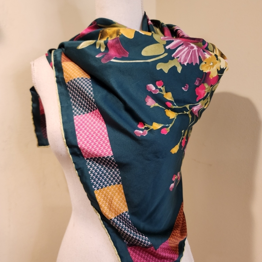 ARMEN Floral Patterned Silky Wrap 34"